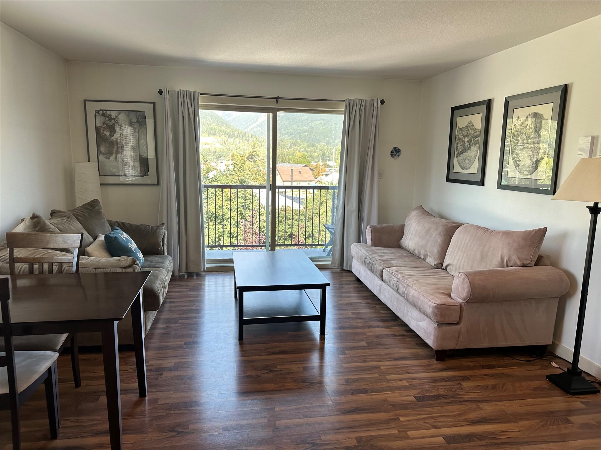 402-1042 1St Avenue, Fernie, BC - Indoor Photo Showing Living Room