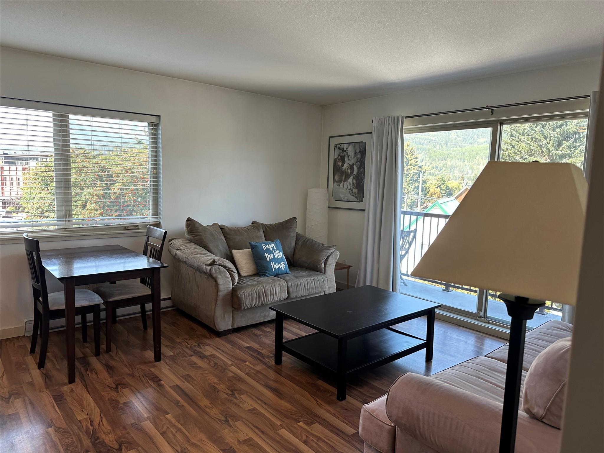 402-1042 1St Avenue, Fernie, BC - Indoor Photo Showing Living Room
