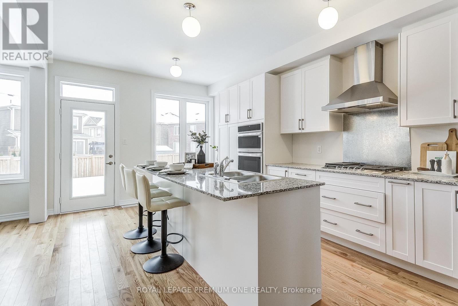 440 Kennedy Circle, Milton, ON - Indoor Photo Showing Kitchen With Upgraded Kitchen