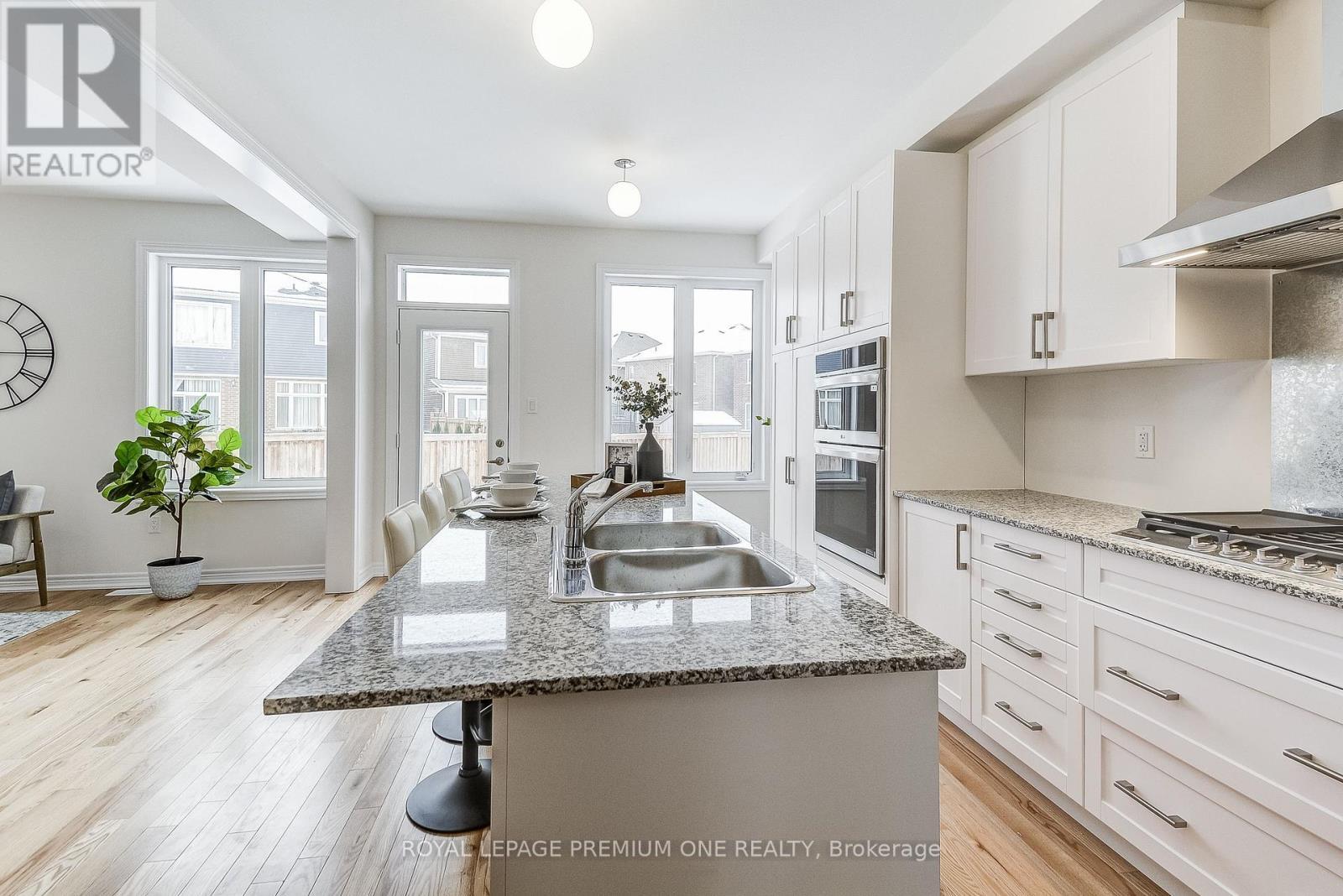 440 Kennedy Circle, Milton, ON - Indoor Photo Showing Kitchen With Double Sink With Upgraded Kitchen