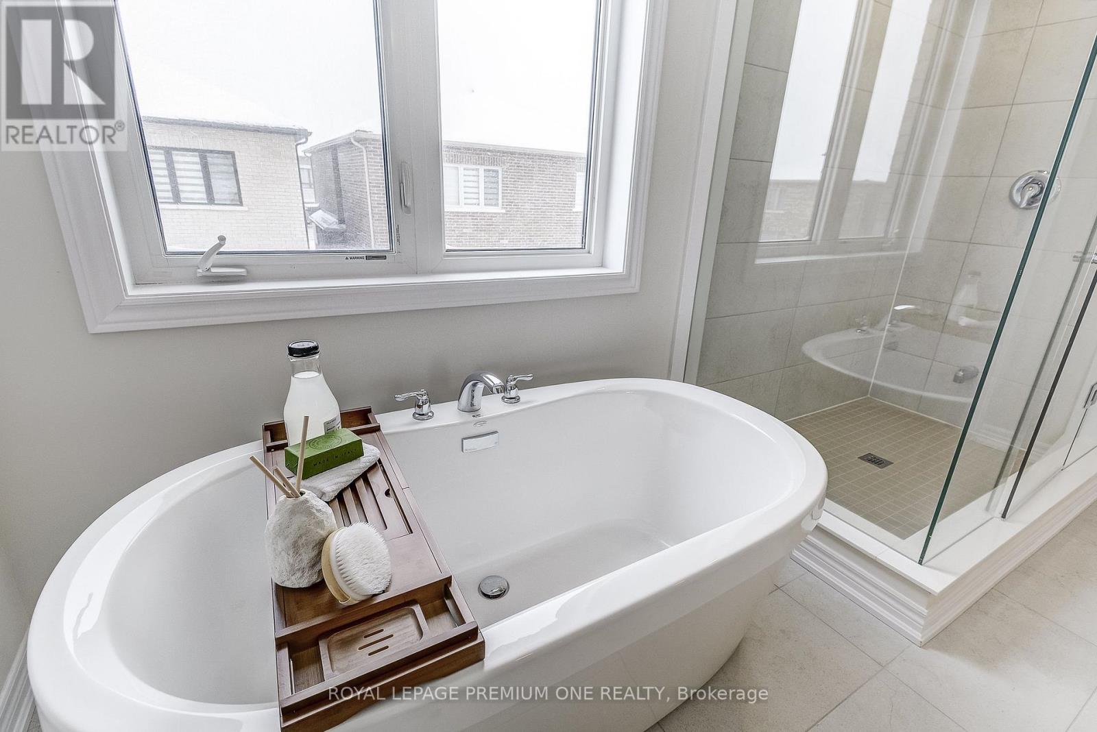 884 Plum Place, Milton, ON - Indoor Photo Showing Bathroom