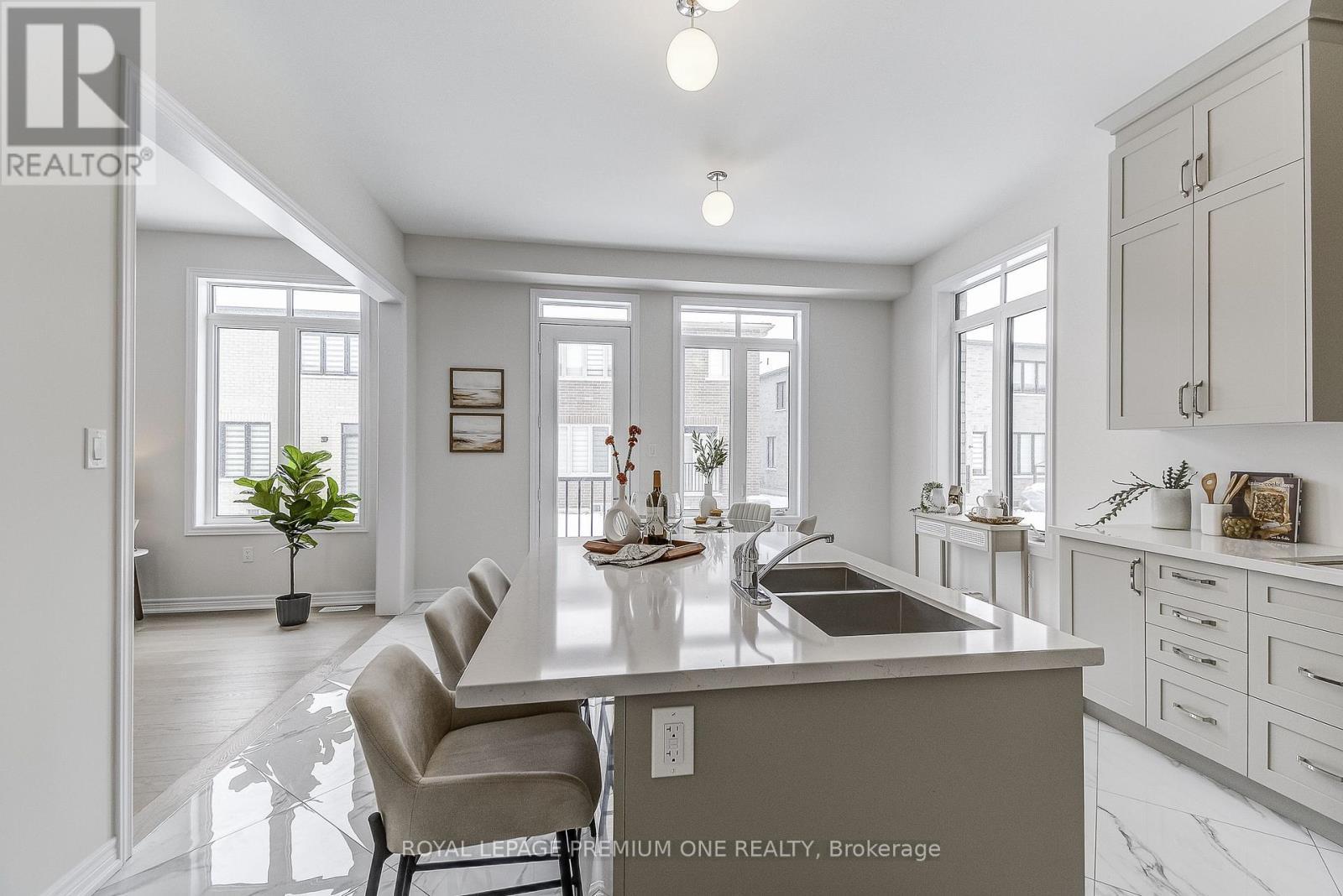 884 Plum Place, Milton, ON - Indoor Photo Showing Kitchen With Double Sink