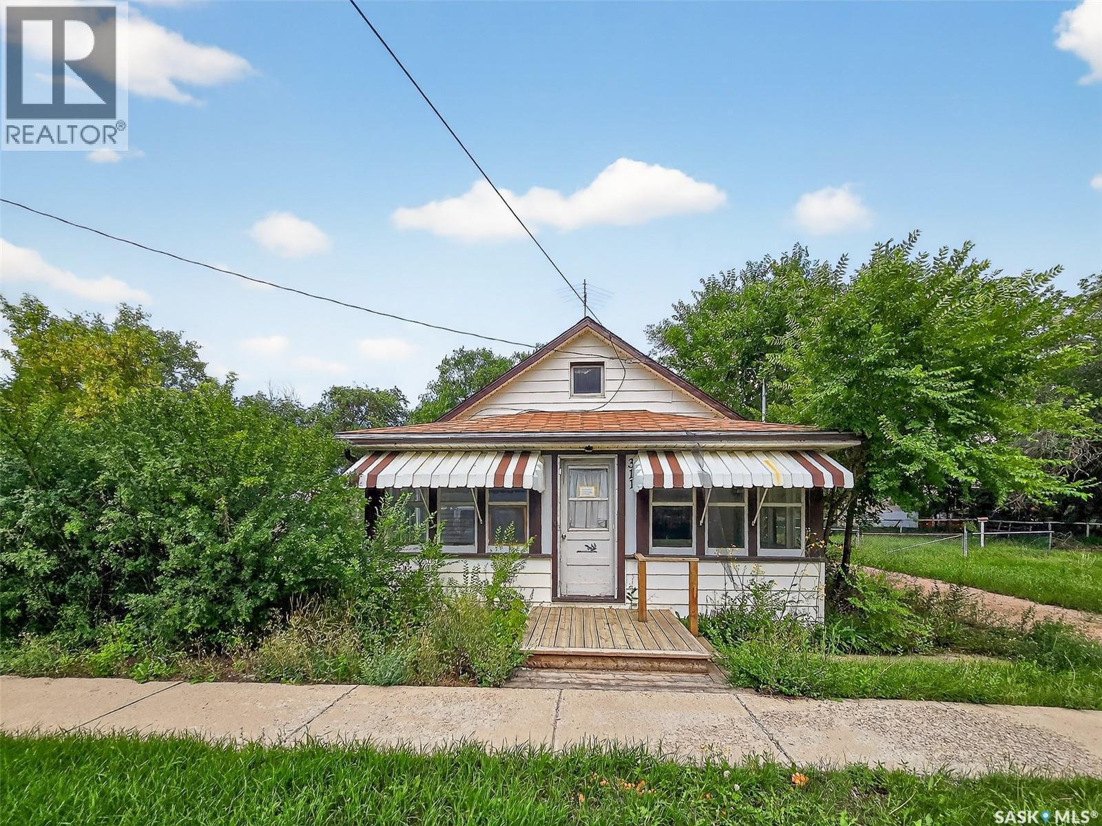 311 3Rd Street, Chaplin, SK - Outdoor