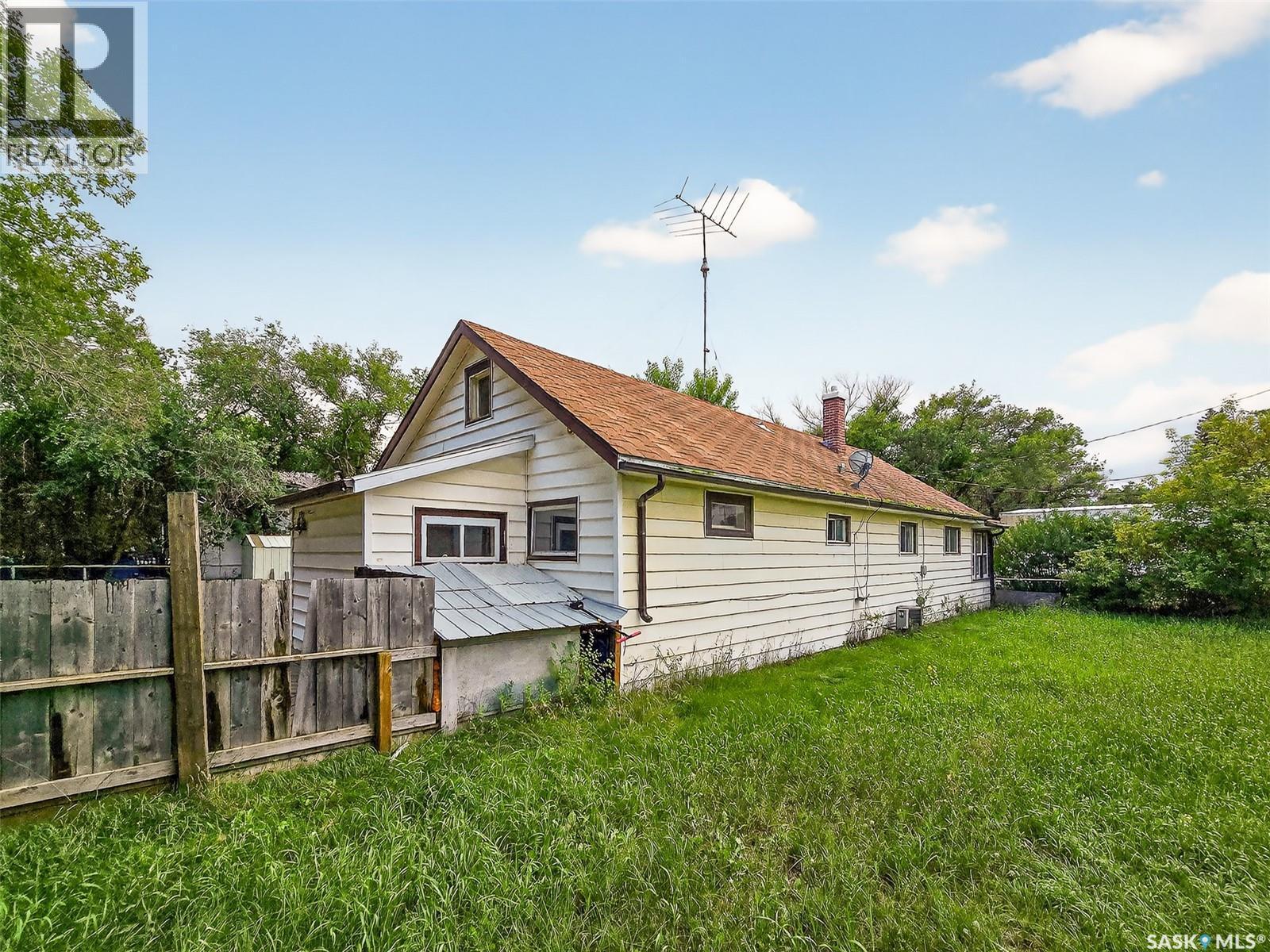 311 3Rd Street, Chaplin, SK - Outdoor