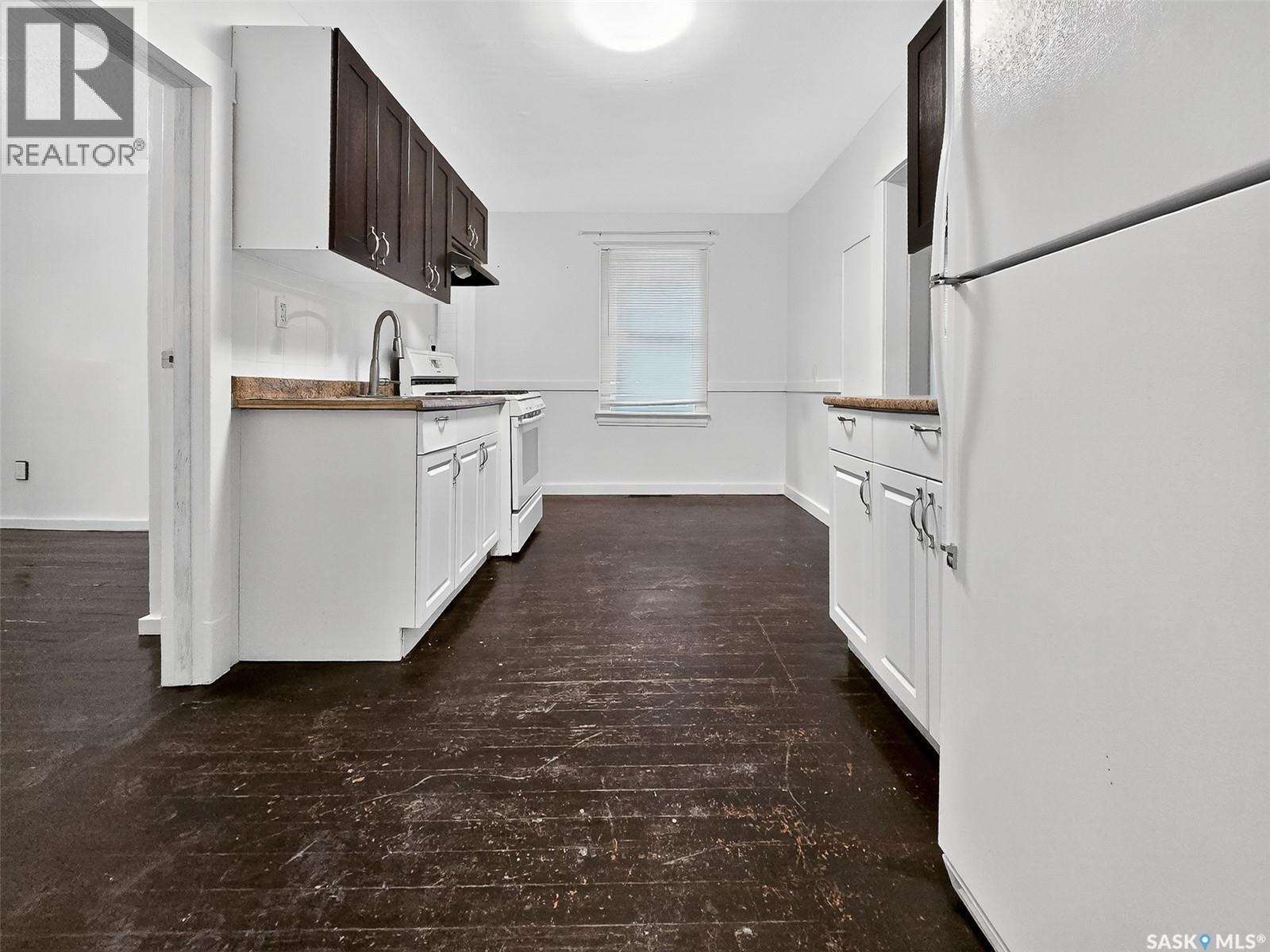 140 1St Avenue, Chaplin, SK - Indoor Photo Showing Kitchen