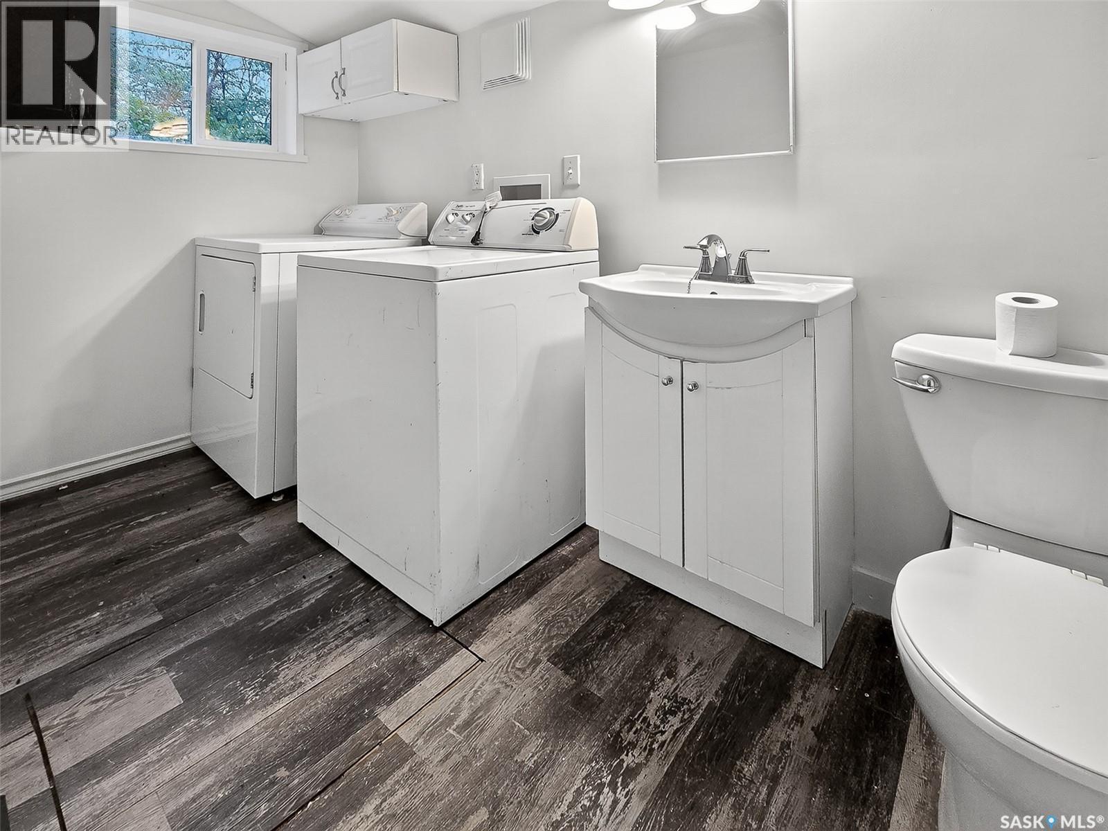 140 1St Avenue, Chaplin, SK - Indoor Photo Showing Laundry Room