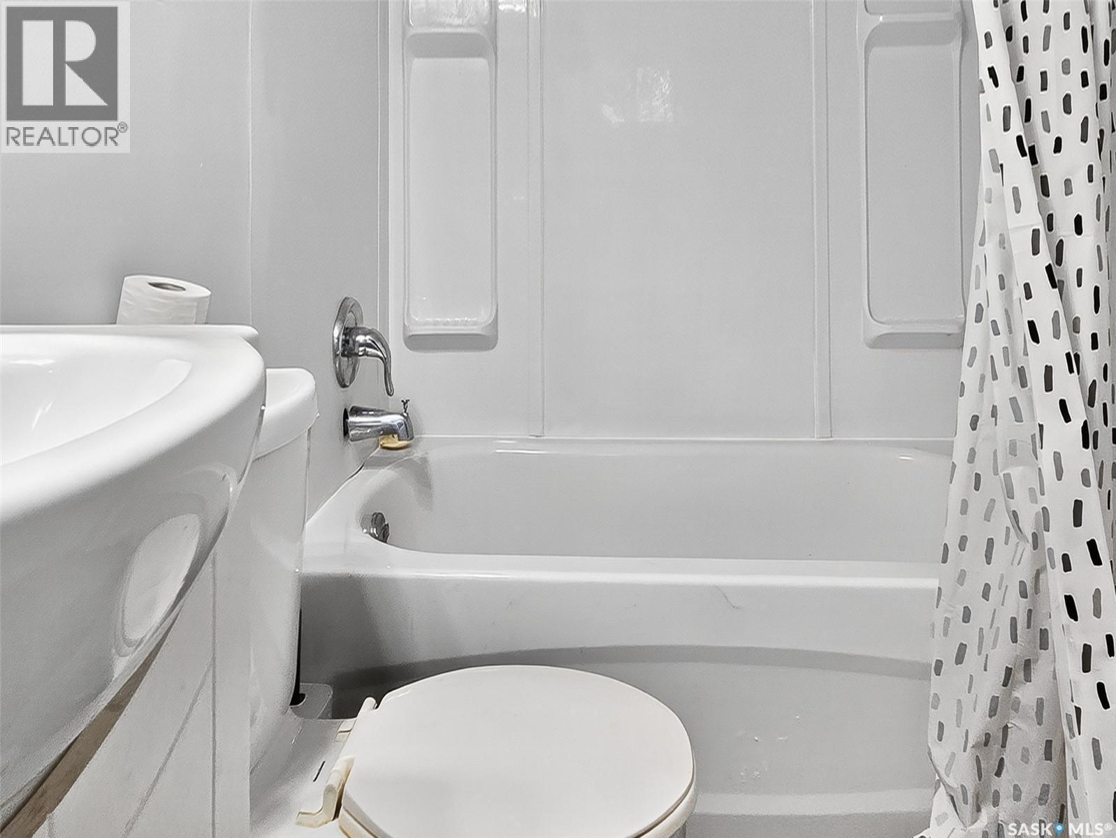 140 1St Avenue, Chaplin, SK - Indoor Photo Showing Bathroom