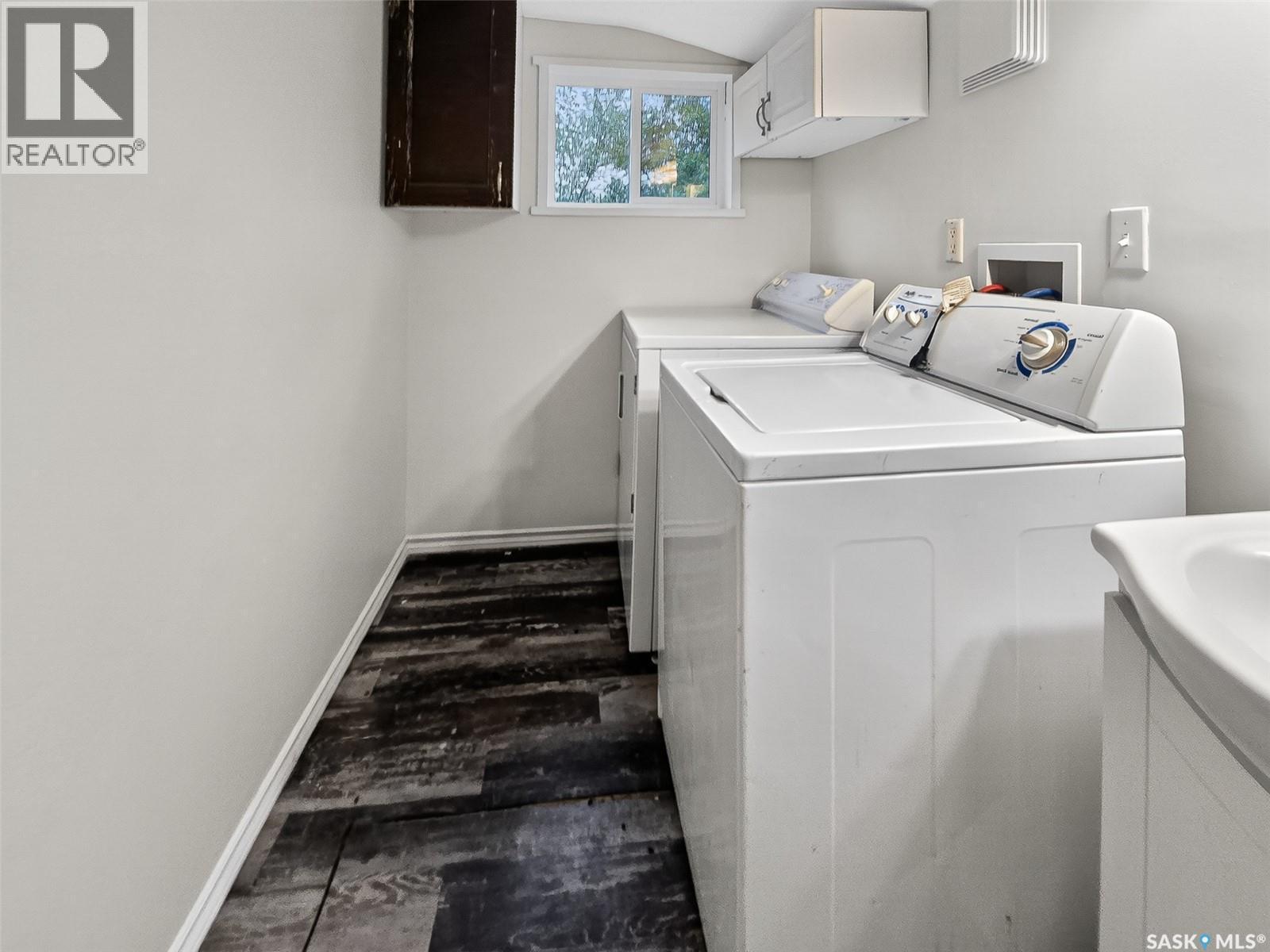 140 1St Avenue, Chaplin, SK - Indoor Photo Showing Laundry Room