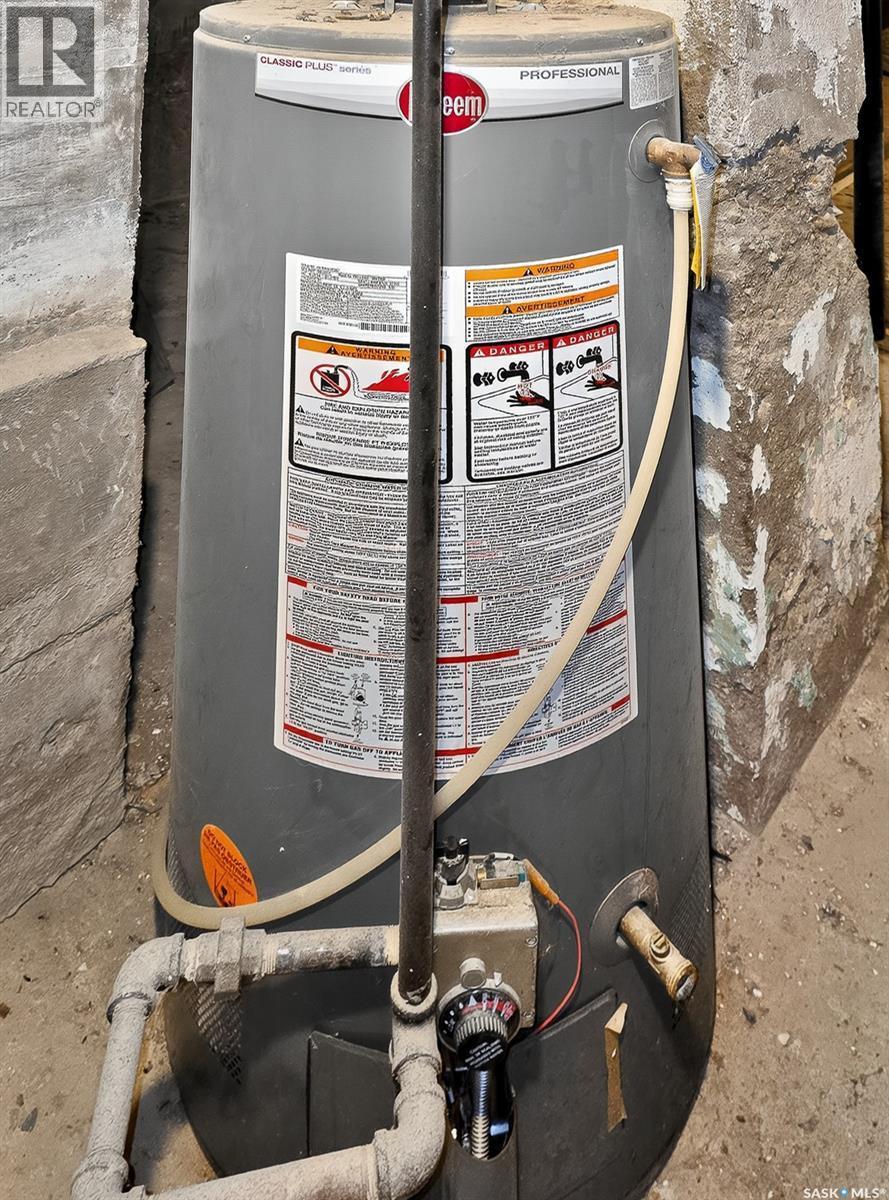 140 1St Avenue, Chaplin, SK - Indoor Photo Showing Basement