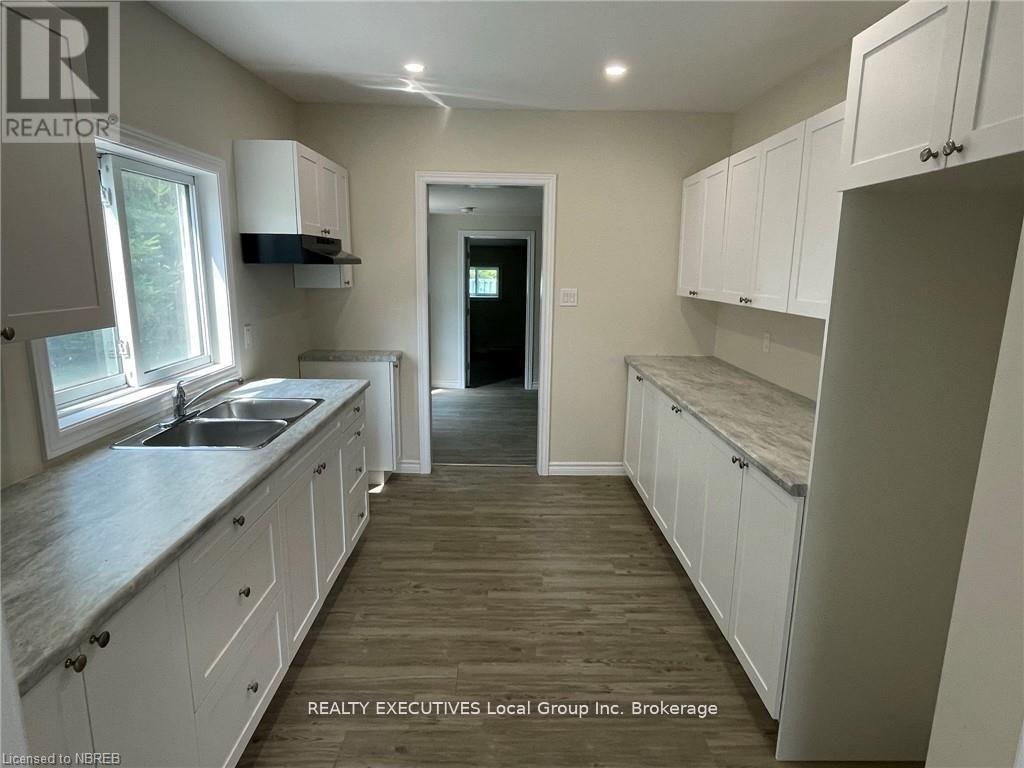 4319 Highway 11 N, North Bay (College Heights), ON - Indoor Photo Showing Kitchen With Double Sink