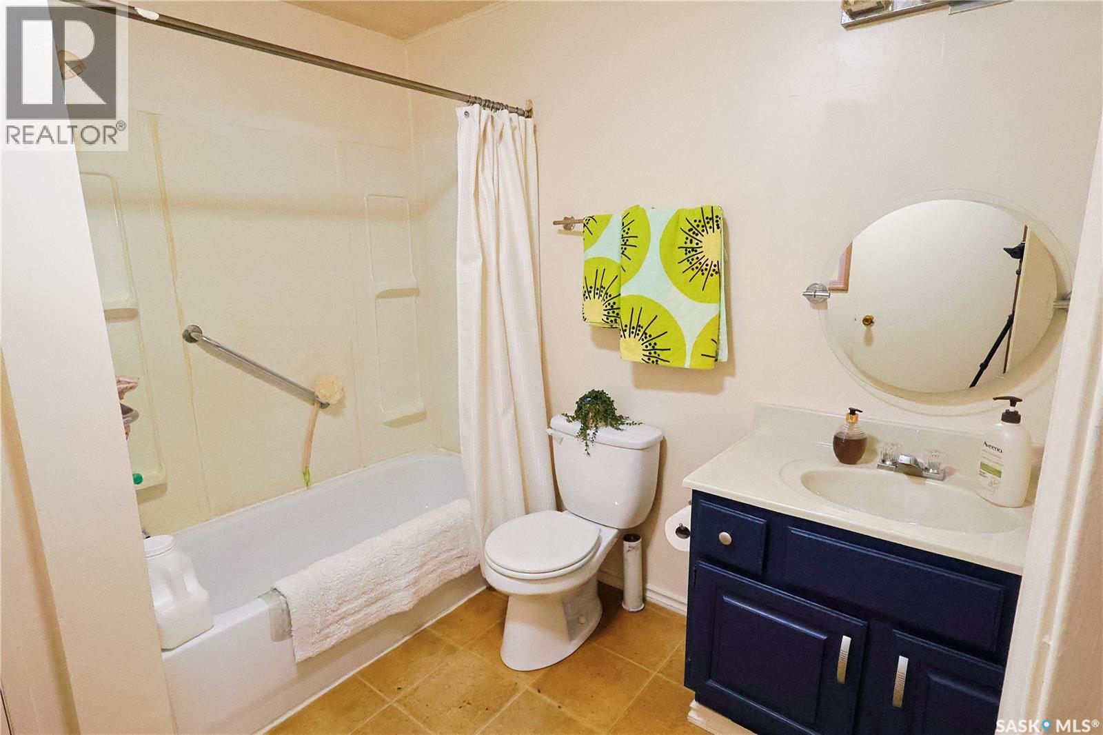 215 Redwing Road, Buckland Rm No. 491, SK - Indoor Photo Showing Bathroom