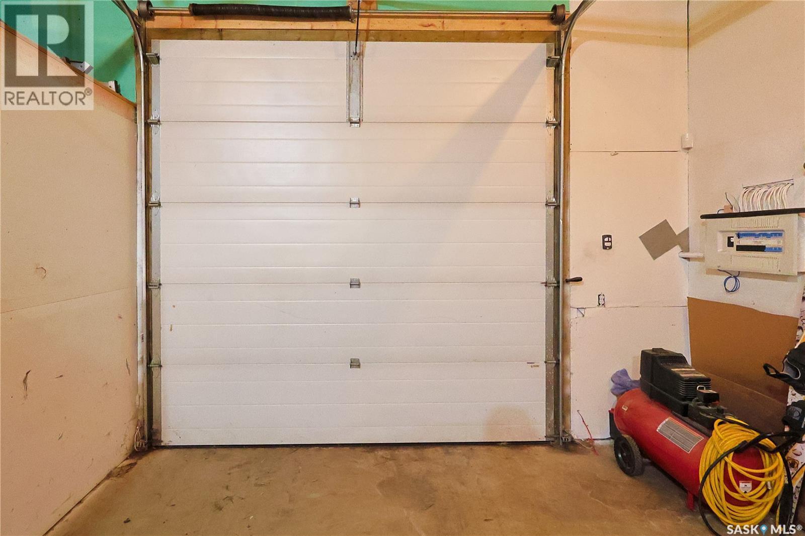 215 Redwing Road, Buckland Rm No. 491, SK - Indoor Photo Showing Garage