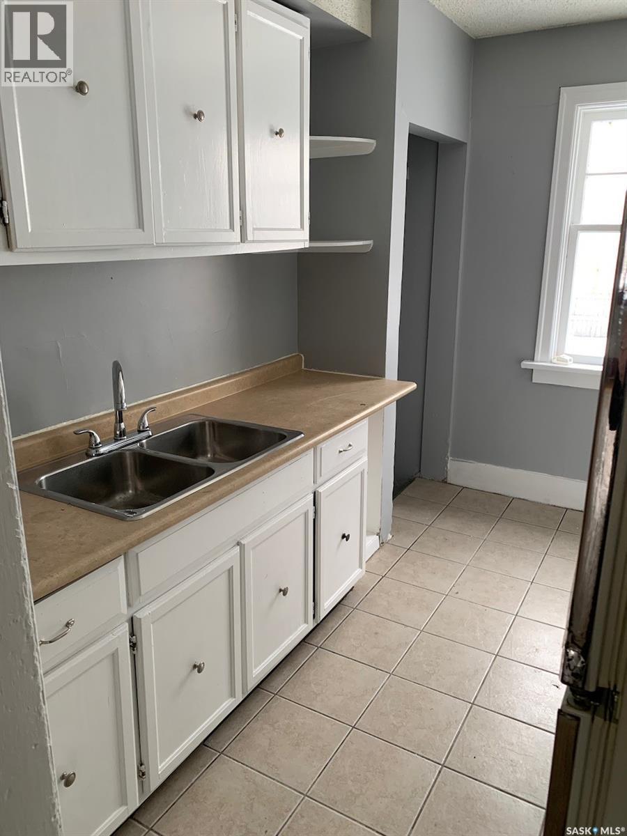 1569 Rae Street, Regina, SK - Indoor Photo Showing Kitchen With Double Sink