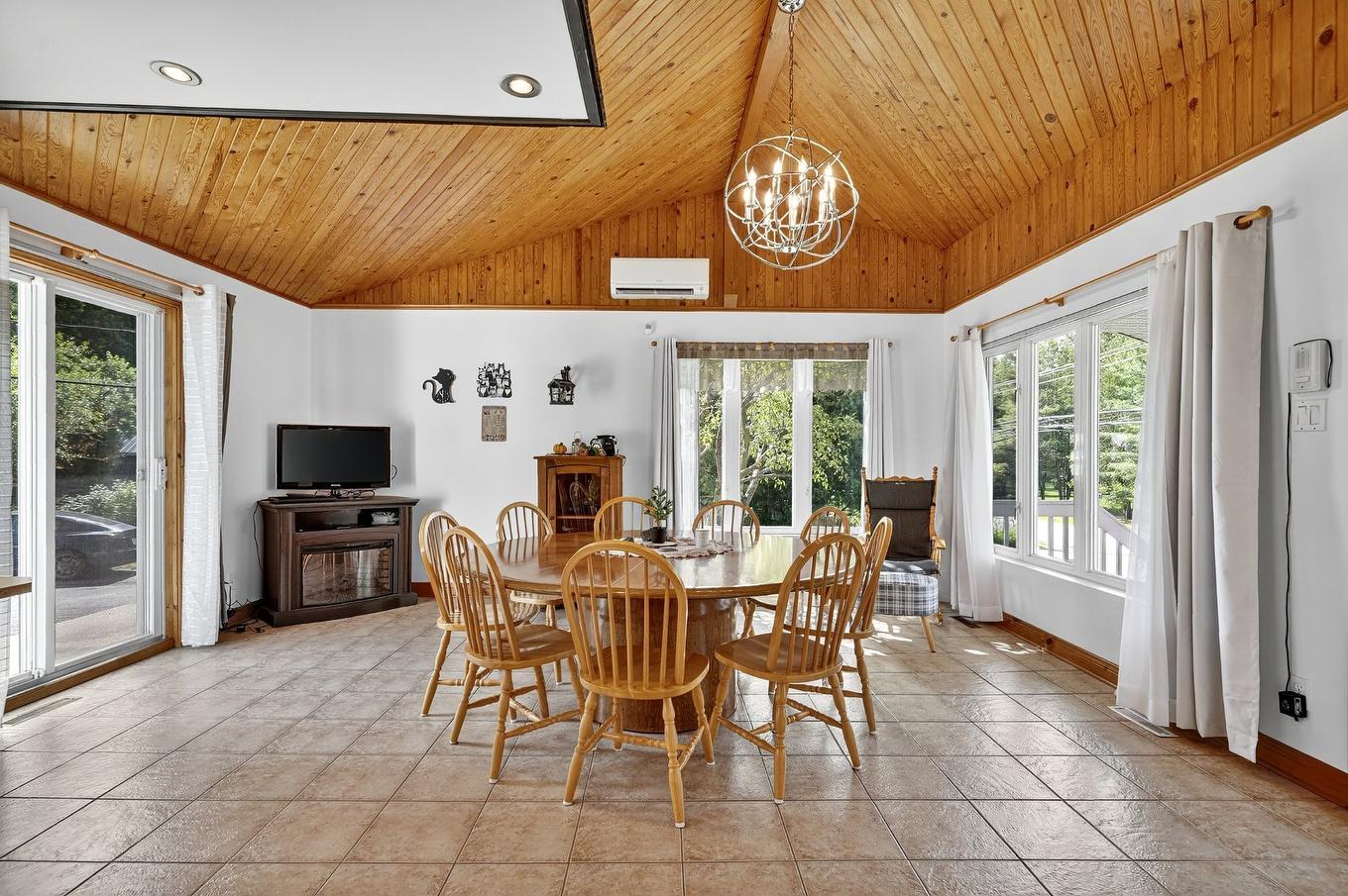 Dining room - 824 Ch. De L'Achigan E., Sainte-Sophie, QC - Indoor Photo Showing Dining Room