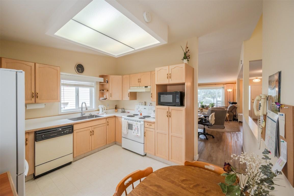 109-3400 Wilson Street, Penticton, BC - Indoor Photo Showing Kitchen