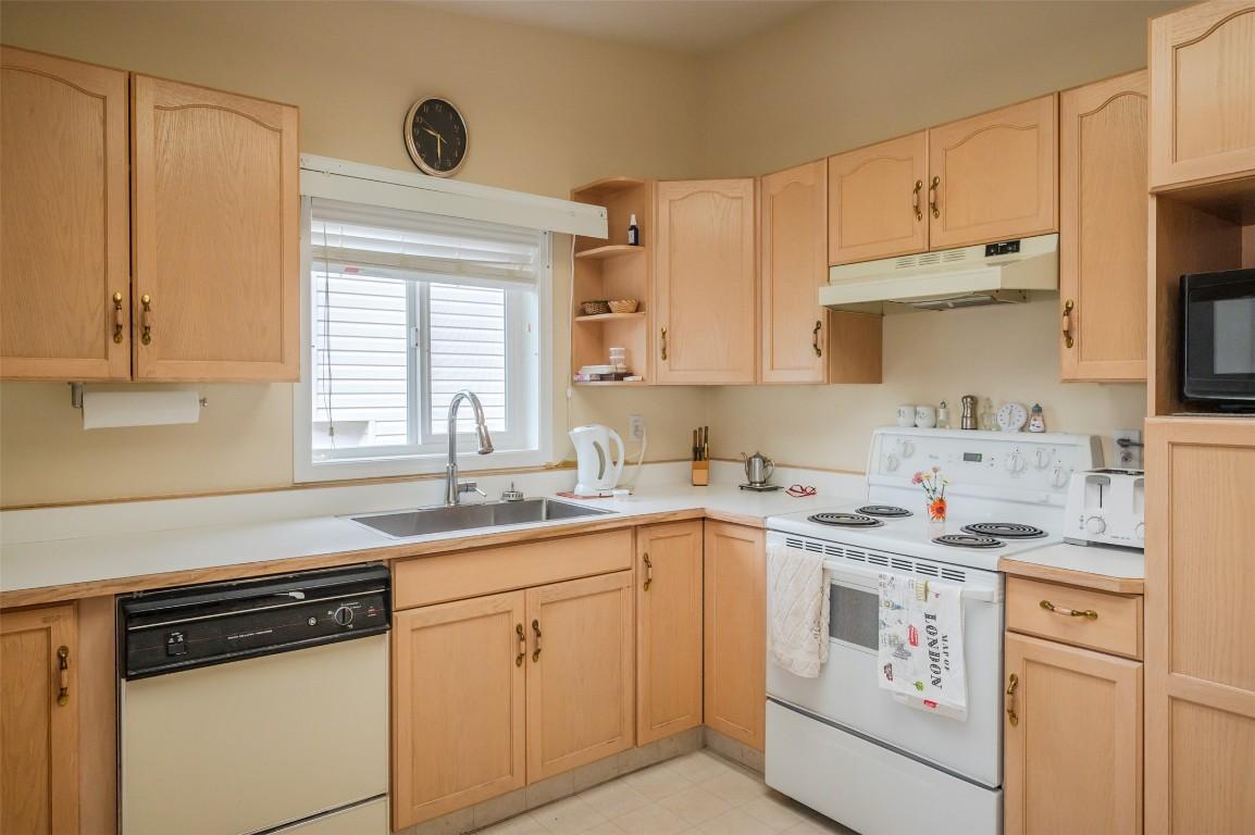 109-3400 Wilson Street, Penticton, BC - Indoor Photo Showing Kitchen