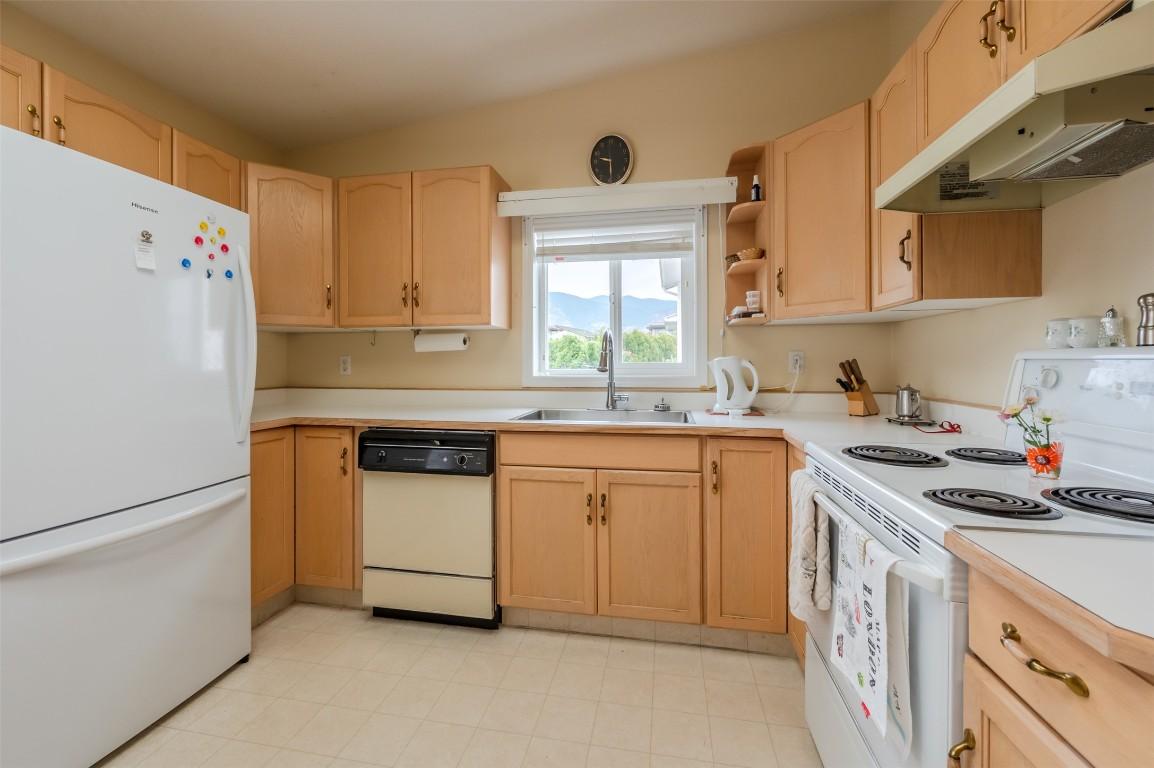 109-3400 Wilson Street, Penticton, BC - Indoor Photo Showing Kitchen