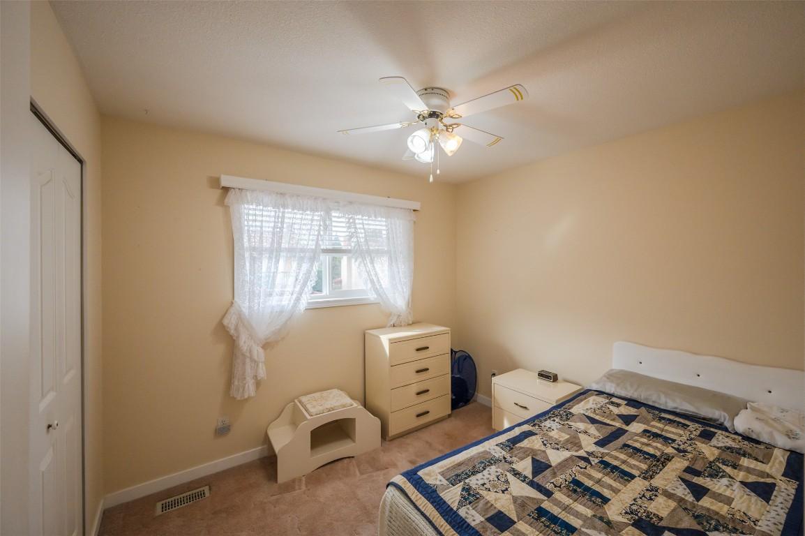 109-3400 Wilson Street, Penticton, BC - Indoor Photo Showing Bedroom