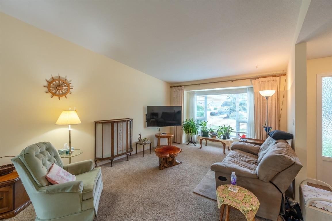 109-3400 Wilson Street, Penticton, BC - Indoor Photo Showing Living Room