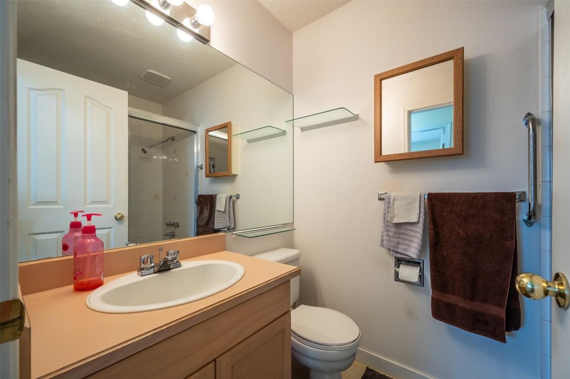109-3400 Wilson Street, Penticton, BC - Indoor Photo Showing Bathroom
