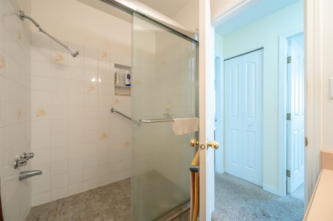 109-3400 Wilson Street, Penticton, BC - Indoor Photo Showing Bathroom