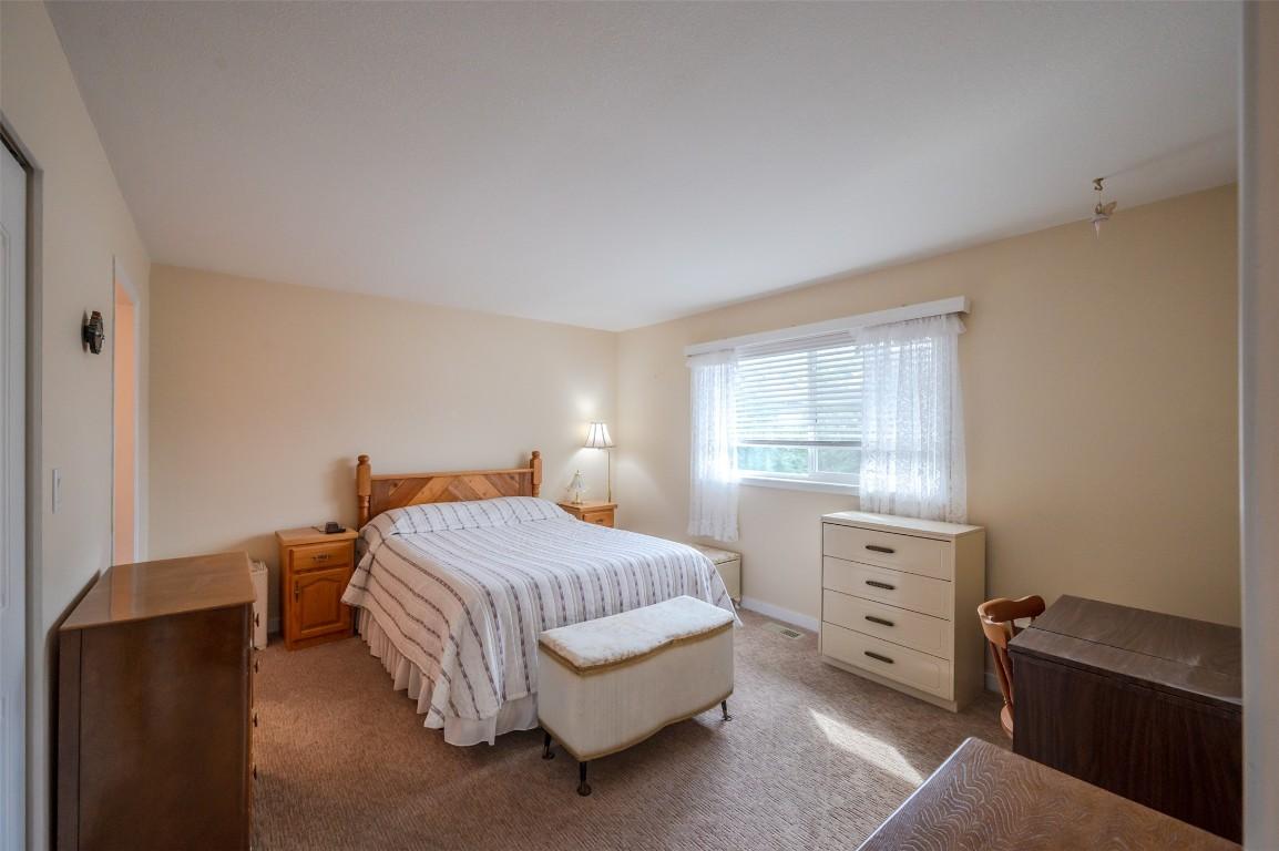 109-3400 Wilson Street, Penticton, BC - Indoor Photo Showing Bedroom