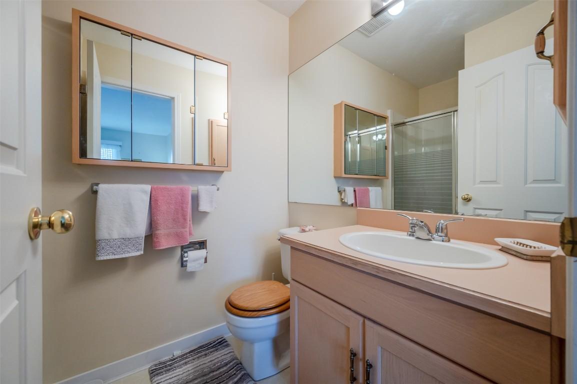 109-3400 Wilson Street, Penticton, BC - Indoor Photo Showing Bathroom