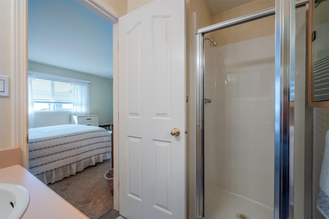 109-3400 Wilson Street, Penticton, BC - Indoor Photo Showing Bathroom