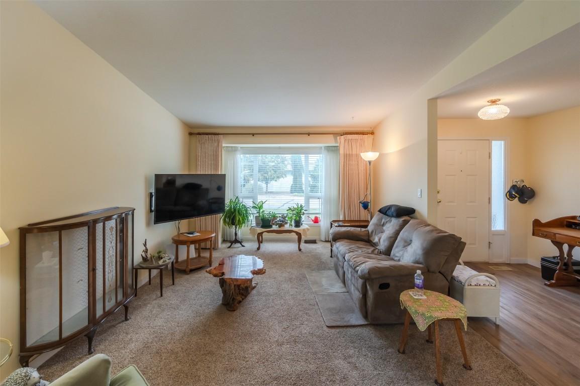 109-3400 Wilson Street, Penticton, BC - Indoor Photo Showing Living Room