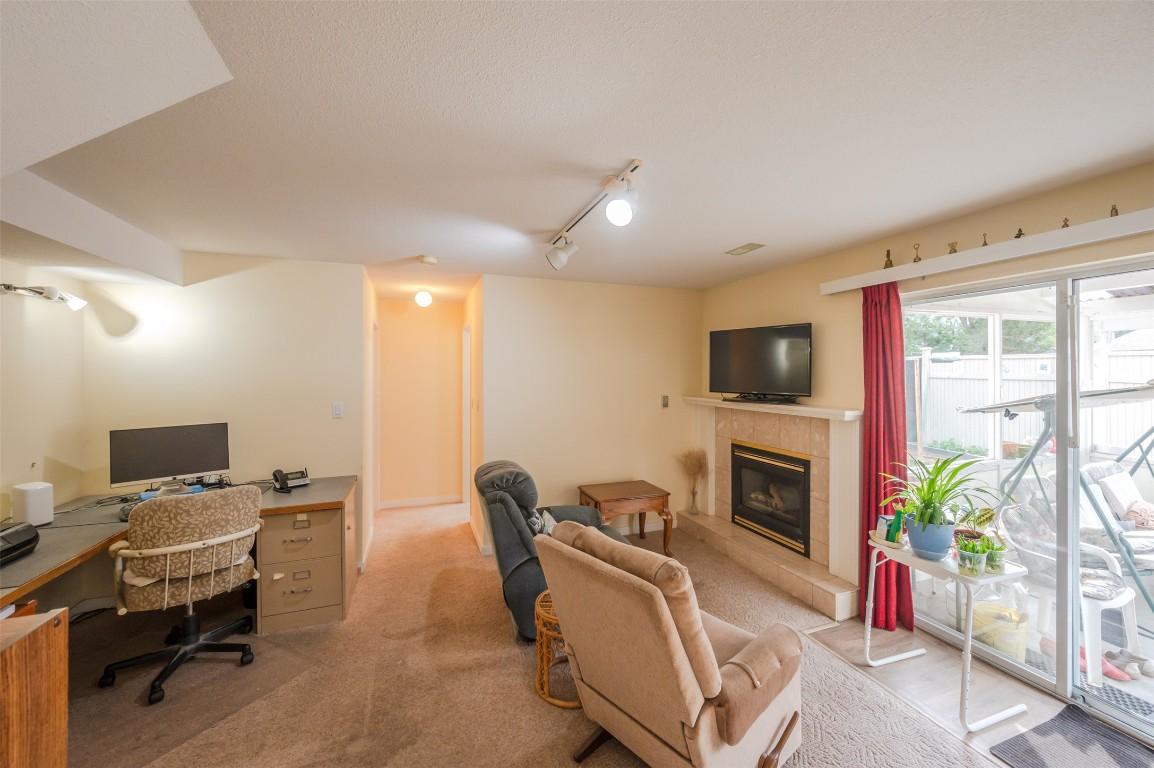 109-3400 Wilson Street, Penticton, BC - Indoor With Fireplace