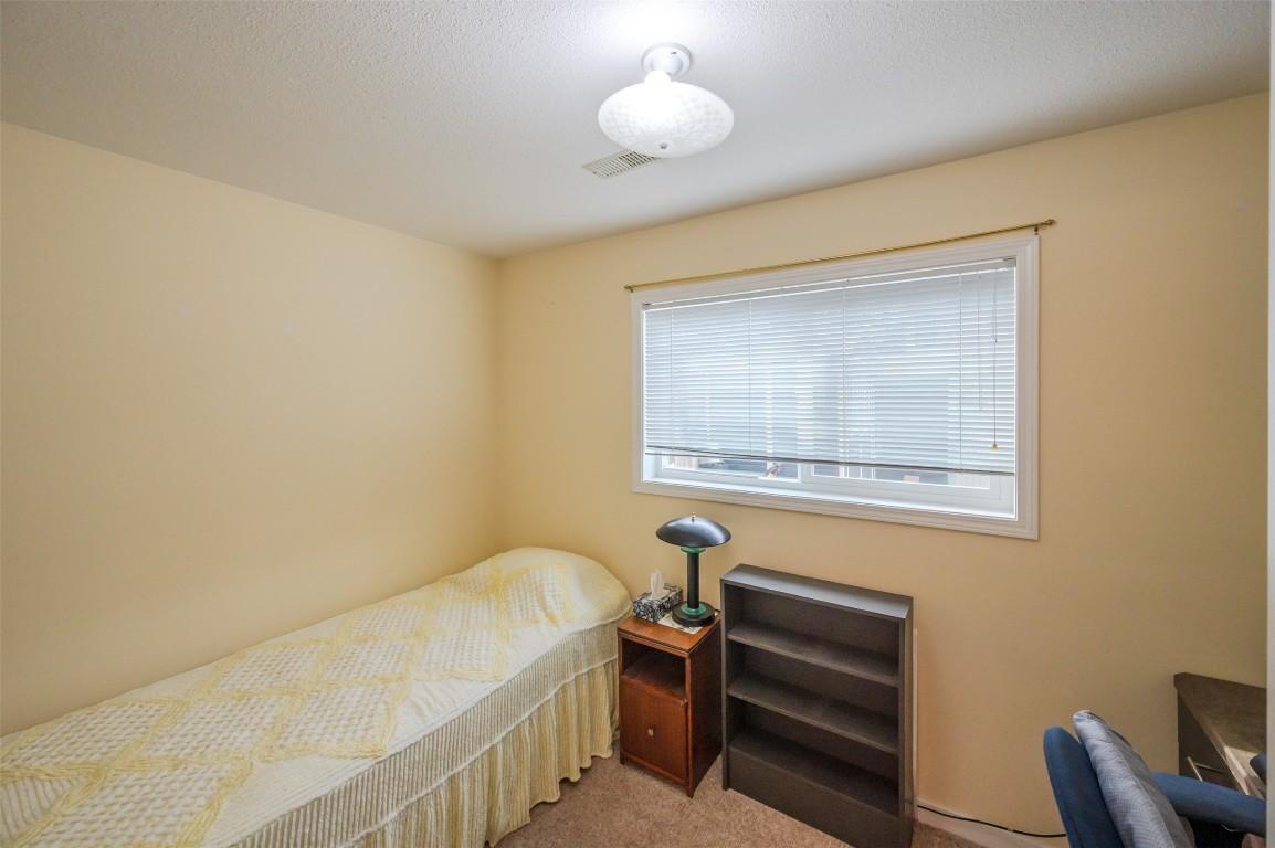 109-3400 Wilson Street, Penticton, BC - Indoor Photo Showing Bedroom
