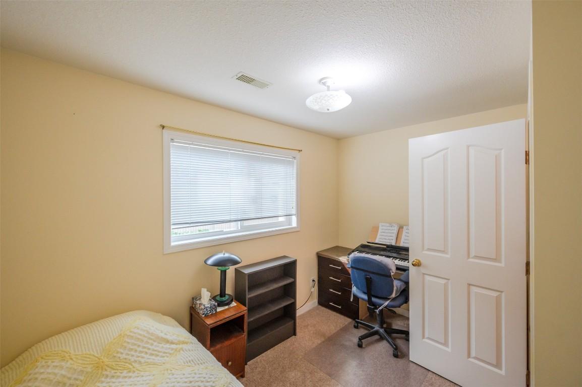 109-3400 Wilson Street, Penticton, BC - Indoor Photo Showing Bedroom