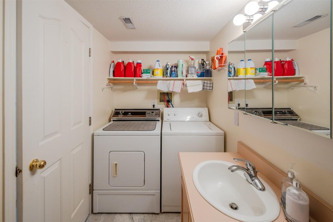 109-3400 Wilson Street, Penticton, BC - Indoor Photo Showing Laundry Room