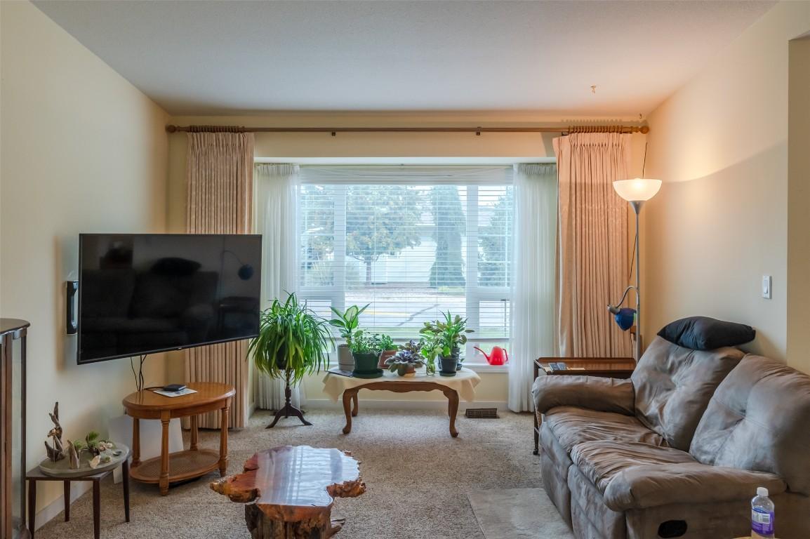 109-3400 Wilson Street, Penticton, BC - Indoor Photo Showing Living Room