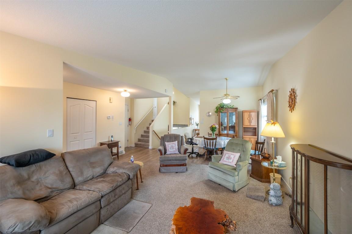 109-3400 Wilson Street, Penticton, BC - Indoor Photo Showing Living Room