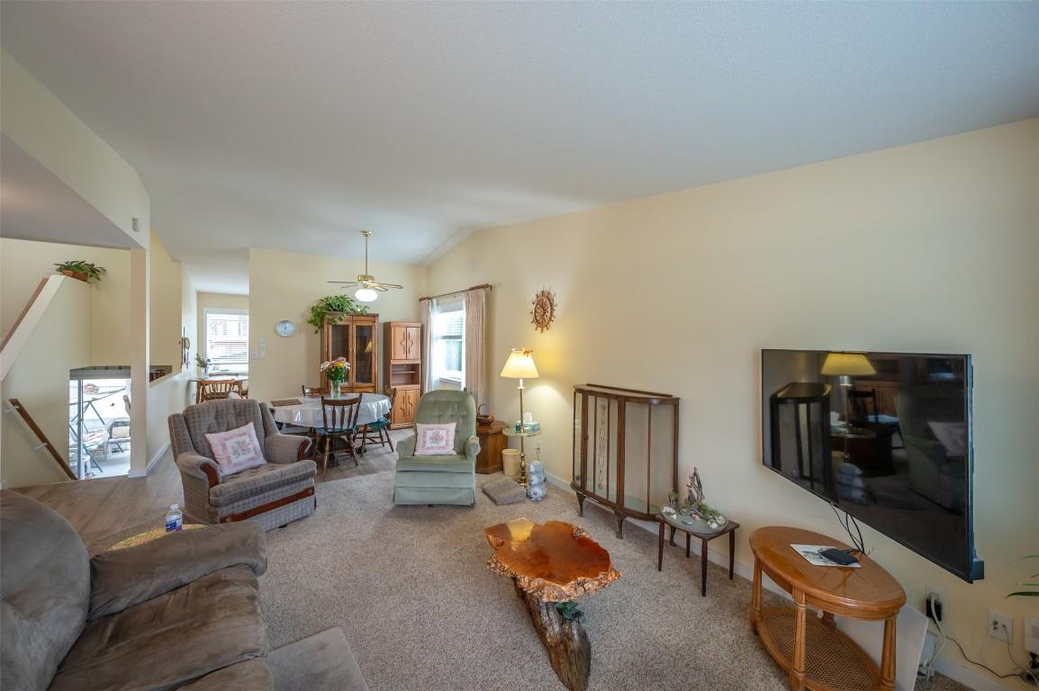 109-3400 Wilson Street, Penticton, BC - Indoor Photo Showing Living Room
