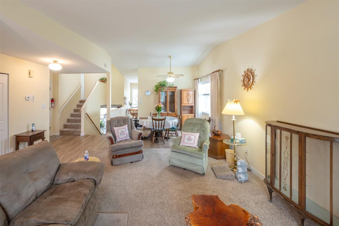 109-3400 Wilson Street, Penticton, BC - Indoor Photo Showing Living Room