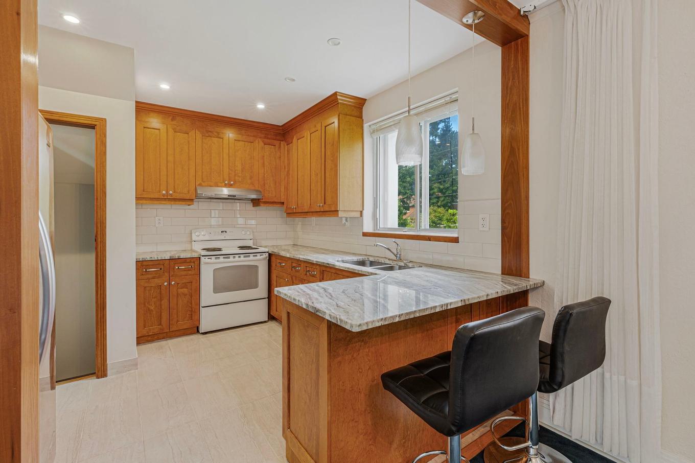 Kitchen - 467 Av. Greenoch, Mont-Royal, QC - Indoor Photo Showing Kitchen With Double Sink
