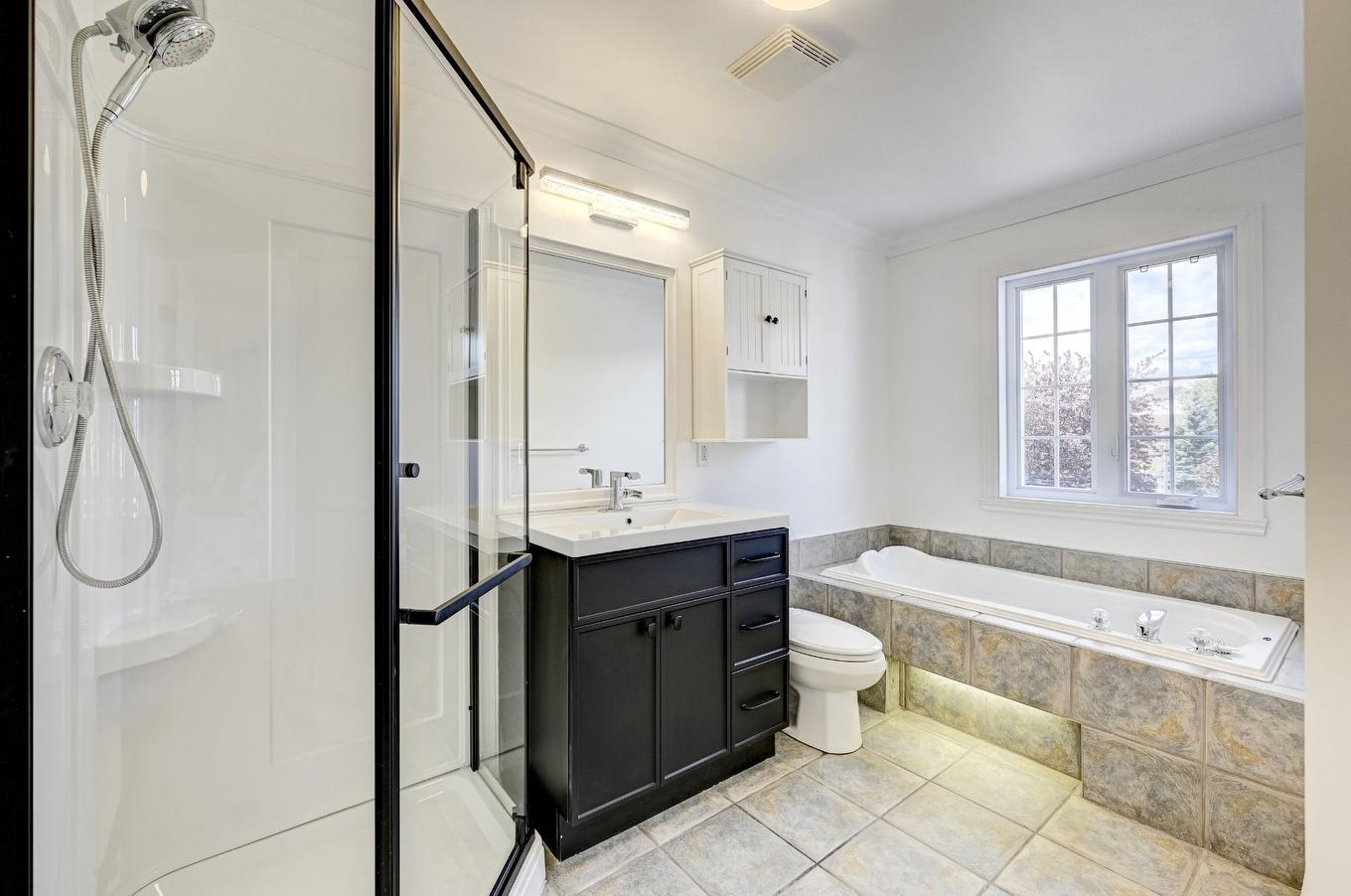 Salle de bains - 9745 Rue Riverin, Brossard, QC - Indoor Photo Showing Bathroom