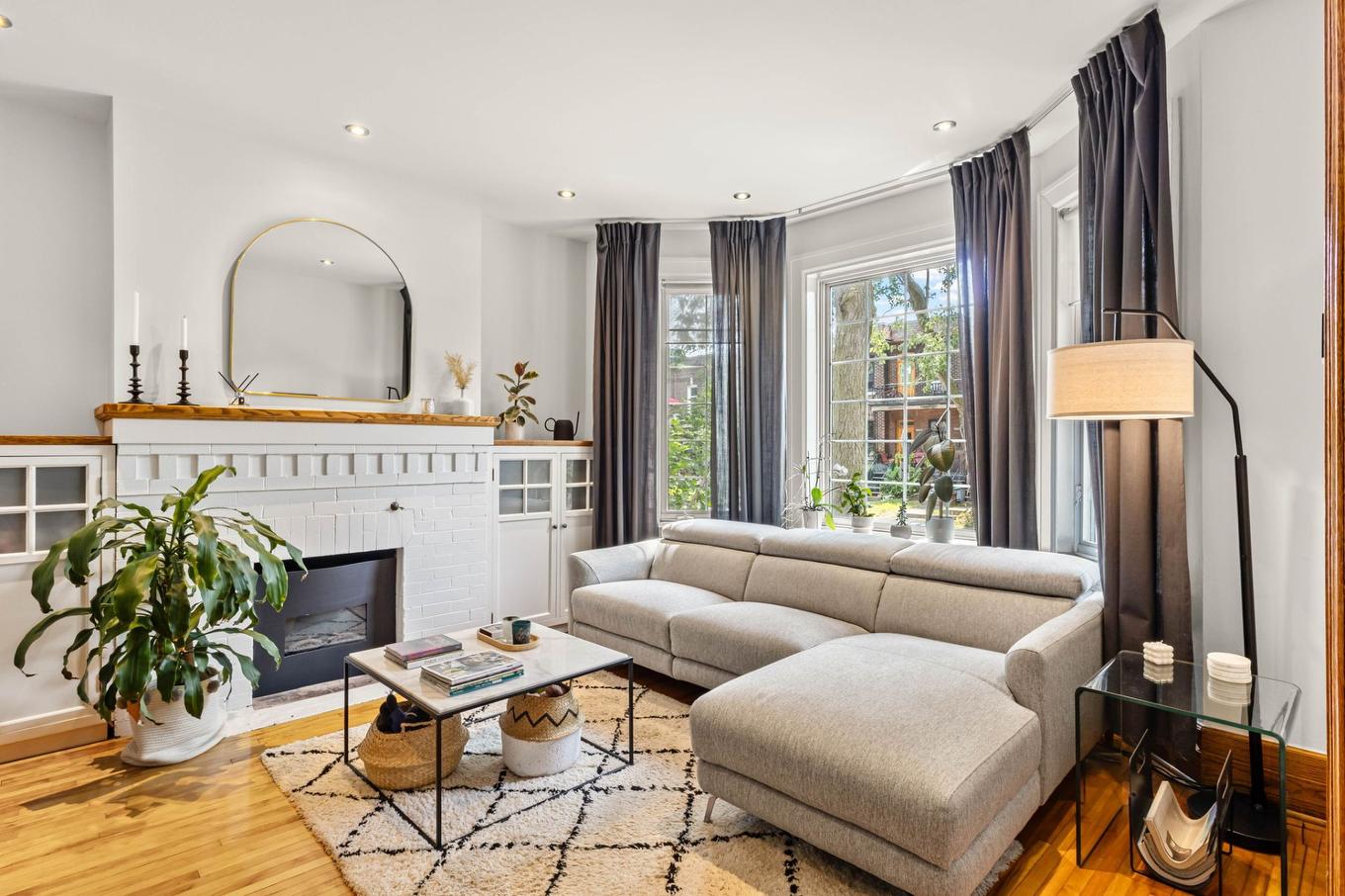 Living room - 2265 Av. De Melrose, Montréal (Côte-Des-Neiges/Notre-Dame-De-Grâce), QC - Indoor Photo Showing Living Room With Fireplace