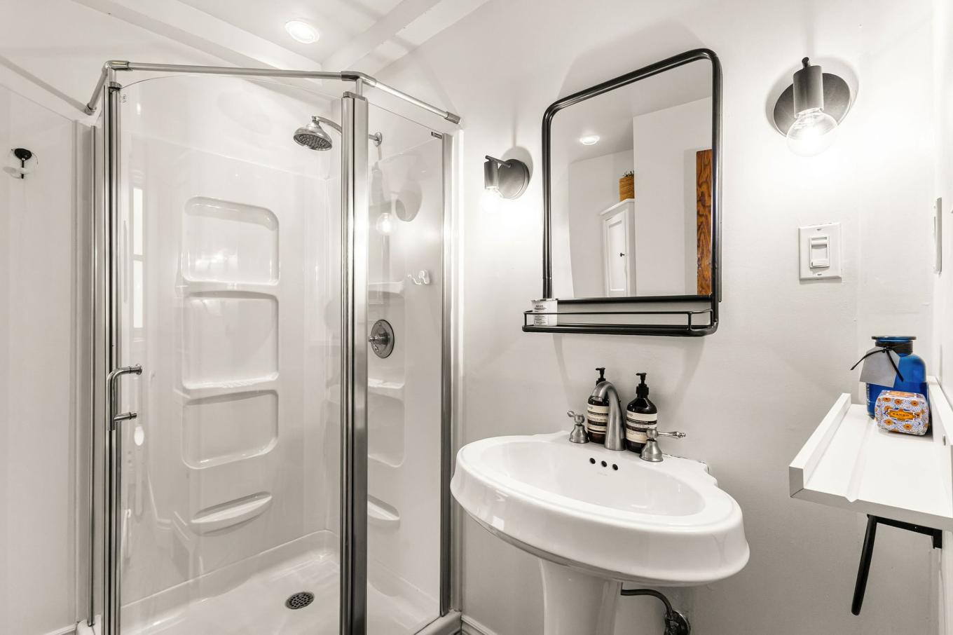 Bathroom - 2265 Av. De Melrose, Montréal (Côte-Des-Neiges/Notre-Dame-De-Grâce), QC - Indoor Photo Showing Bathroom