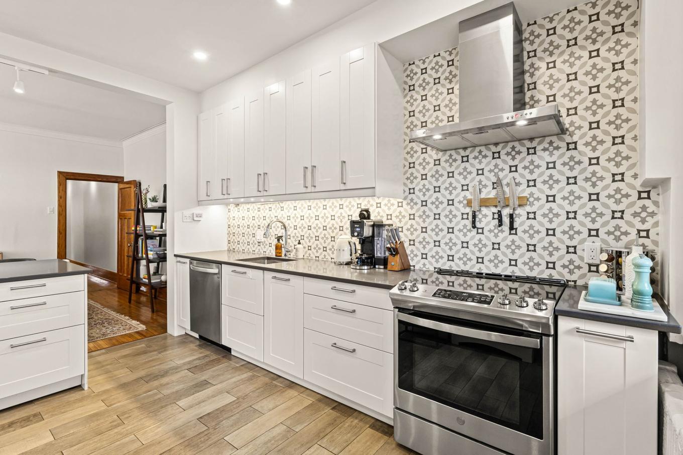 Kitchen - 2265 Av. De Melrose, Montréal (Côte-Des-Neiges/Notre-Dame-De-Grâce), QC - Indoor Photo Showing Kitchen With Upgraded Kitchen