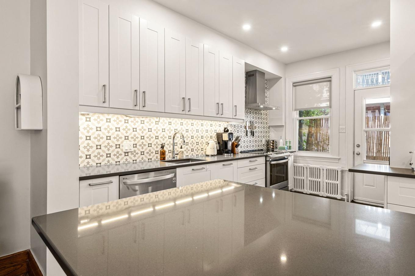 Kitchen - 2265 Av. De Melrose, Montréal (Côte-Des-Neiges/Notre-Dame-De-Grâce), QC - Indoor Photo Showing Kitchen With Upgraded Kitchen