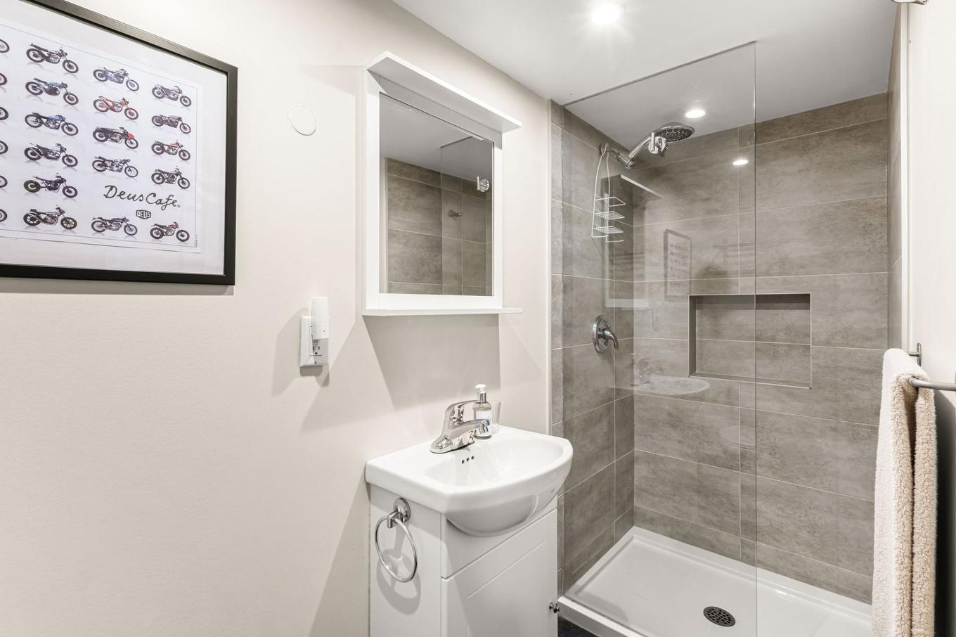 Bathroom - 2265 Av. De Melrose, Montréal (Côte-Des-Neiges/Notre-Dame-De-Grâce), QC - Indoor Photo Showing Bathroom