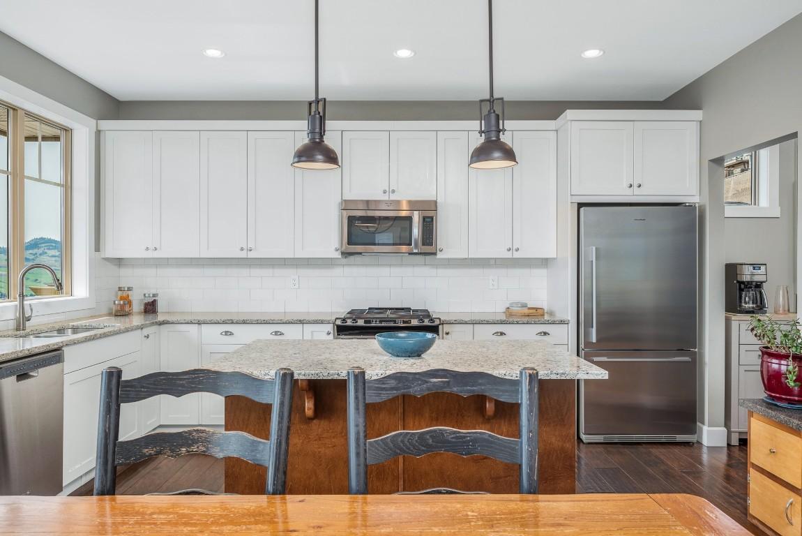 4008 Terrapin Place, Vernon, BC - Indoor Photo Showing Kitchen With Upgraded Kitchen
