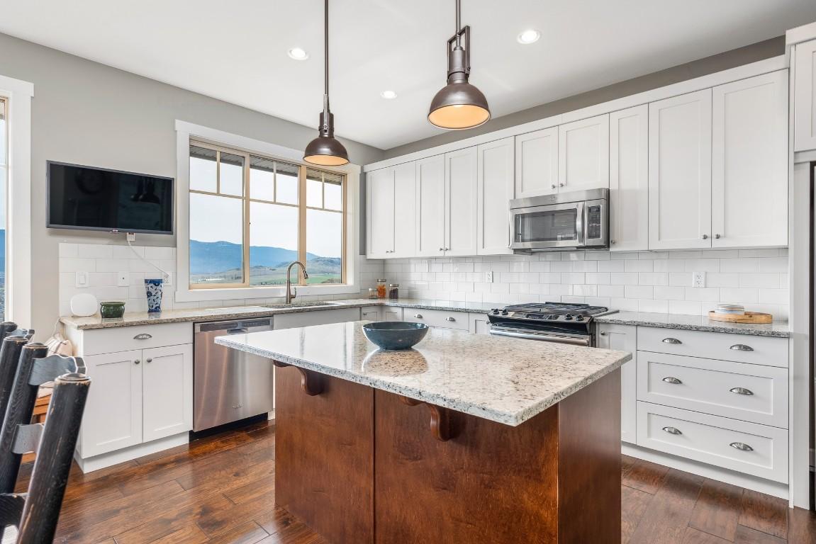 4008 Terrapin Place, Vernon, BC - Indoor Photo Showing Kitchen With Upgraded Kitchen