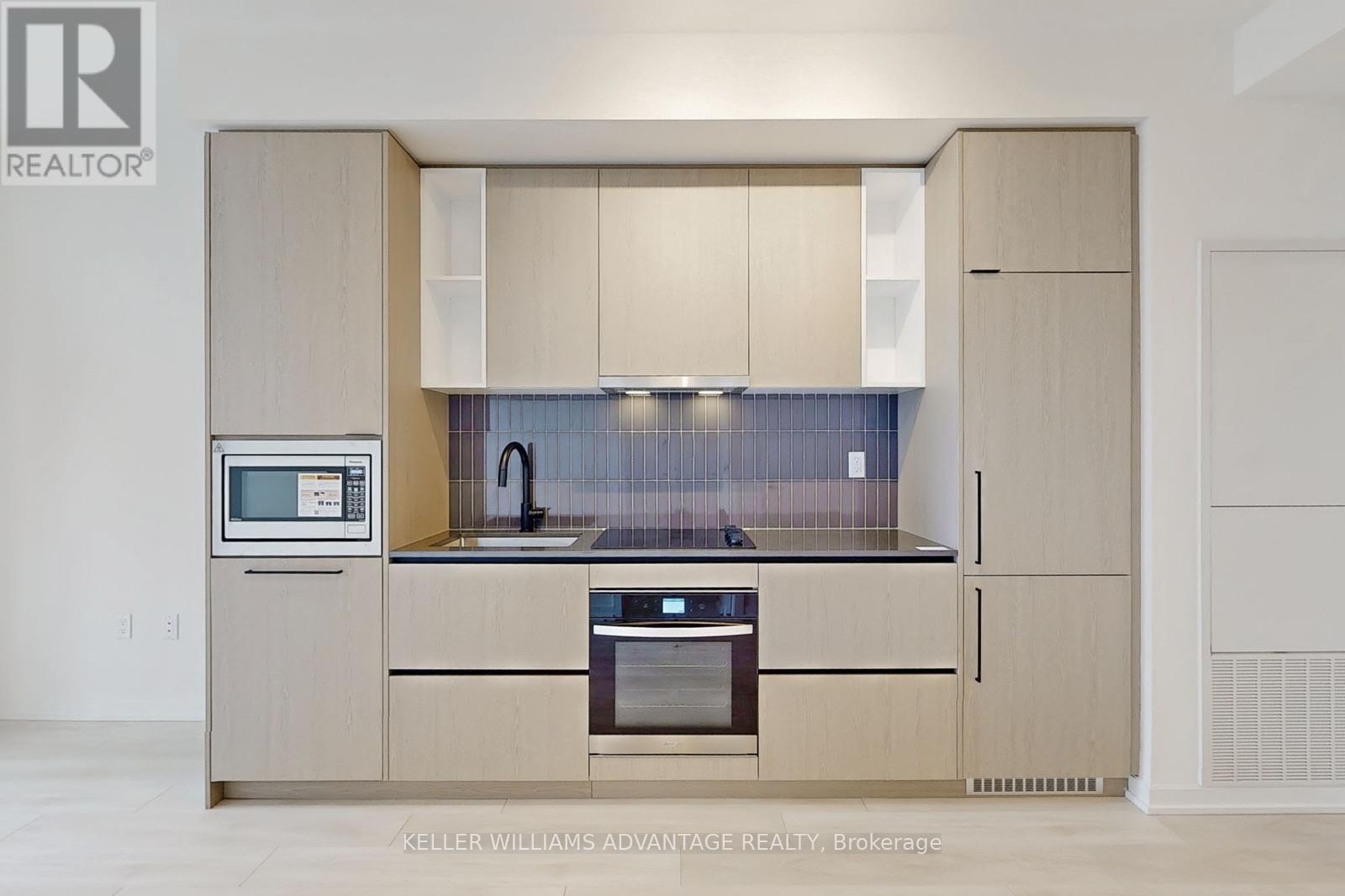 2407 - 10 Graphophone Grove, Toronto, ON - Indoor Photo Showing Kitchen