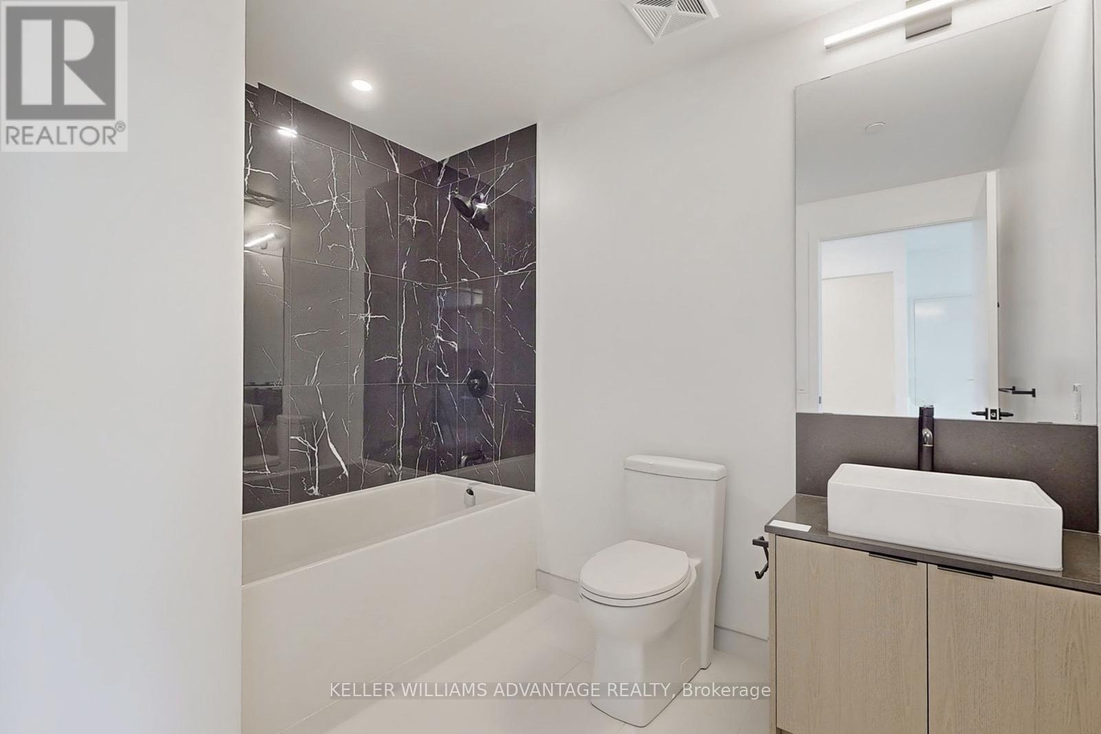 2407 - 10 Graphophone Grove, Toronto, ON - Indoor Photo Showing Bathroom
