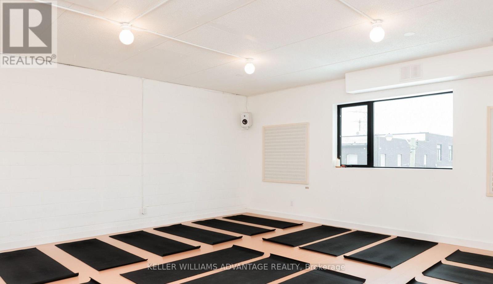 2407 - 10 Graphophone Grove, Toronto, ON - Indoor Photo Showing Kitchen
