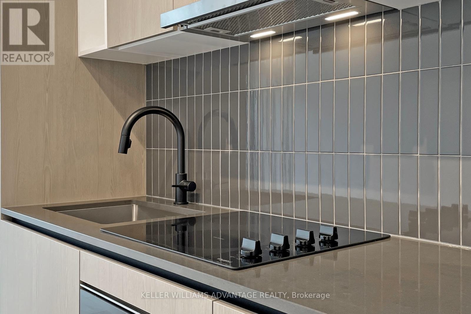 2407 - 10 Graphophone Grove, Toronto, ON - Indoor Photo Showing Kitchen